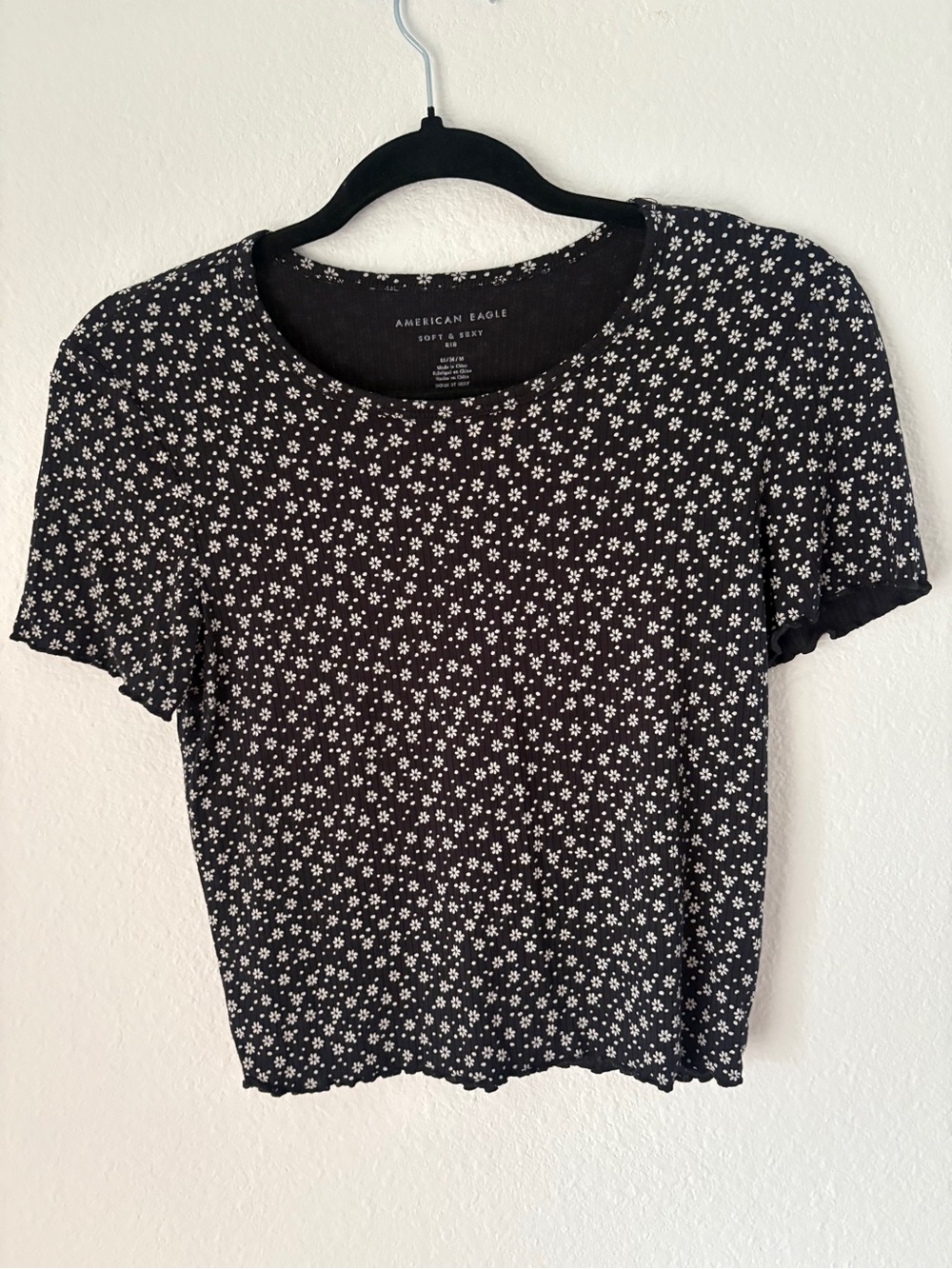 American Eagle Outfitters Black Crop Tee with White Daisy Print